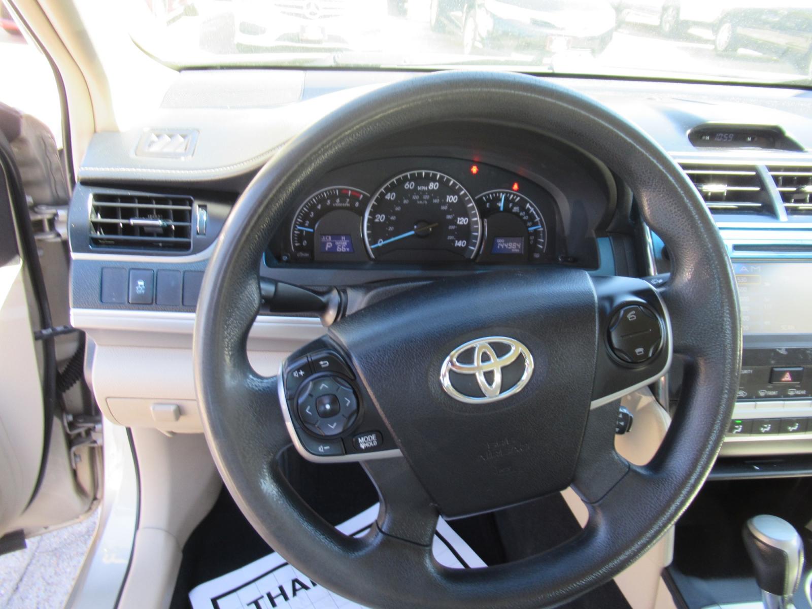 2014 /Tan Toyota Camry L (4T4BF1FK2ER) with an 2.5L L4 DOHC 16V engine, Automatic transmission, located at 1511 North Shepherd Dr., Houston, TX, 77008, (281) 657-1221, 29.798361, -95.412560 - 2014 TOYOTA CAMRY LE VIN: 4T4BF1FK2ER364962 4 T 4 B F 1 F K 2 E R 3 6 4 9 6 2 SEDAN 4 DR 2.5L I4 F DOHC 16V GASOLINE FRONT WHEEL DRIVE - Photo #3